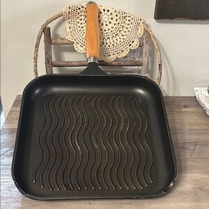 PRE OWNED KITCHEN LIVING Non-Stick Black LARGE Grill Pan with Wooden Handle